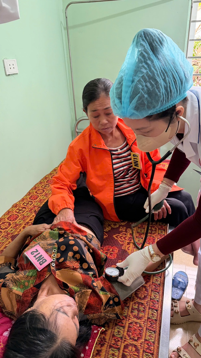 Diễn tập xử trí tình huống đám cưới ở Nghệ An có hơn 100 người tham dự xảy ra ngộ độc thực phẩm- Ảnh 5.