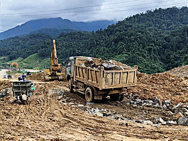 Thông toàn tuyến Quốc lộ 14E bị chia cắt nặng do sạt lở sau 3 cơn bão liên tiếp- Ảnh 3.