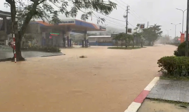 Clip mưa lớn, nước chảy 'như suối' trên đường Hồ Chí Minh, đoạn qua xã miền núi Huế- Ảnh 1. Clip mưa lớn, nước chảy 'như suối' trên đường Hồ Chí Minh, đoạn qua xã miền núi Huế- Ảnh 1.