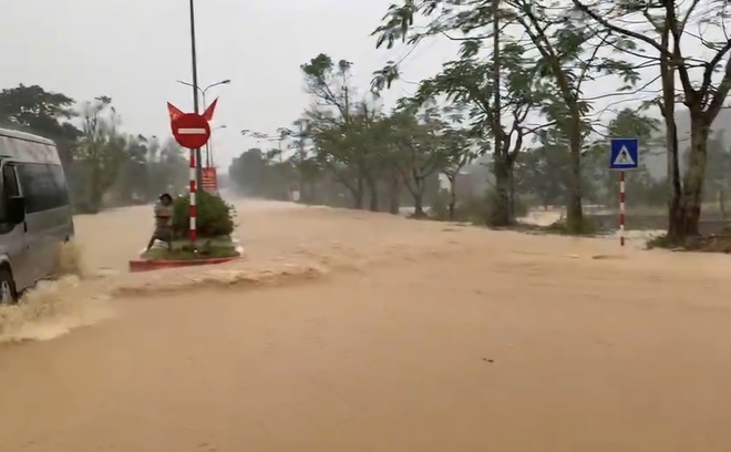 Clip mưa lớn, nước chảy 'như suối' trên đường Hồ Chí Minh, đoạn qua xã miền núi Huế- Ảnh 2. Clip mưa lớn, nước chảy 'như suối' trên đường Hồ Chí Minh, đoạn qua xã miền núi Huế- Ảnh 2.