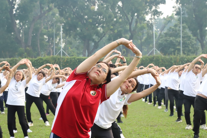 Gần 2.000 người đồng diễn dưỡng sinh vì sức khỏe cộng đồng- Ảnh 3. Gần 2.000 người đồng diễn dưỡng sinh vì sức khỏe cộng đồng- Ảnh 3.