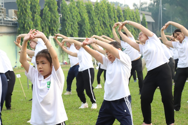 Gần 2.000 người đồng diễn dưỡng sinh vì sức khỏe cộng đồng- Ảnh 5. Gần 2.000 người đồng diễn dưỡng sinh vì sức khỏe cộng đồng- Ảnh 5.