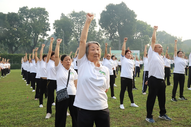 Gần 2.000 người đồng diễn dưỡng sinh vì sức khỏe cộng đồng- Ảnh 4. Gần 2.000 người đồng diễn dưỡng sinh vì sức khỏe cộng đồng- Ảnh 4.