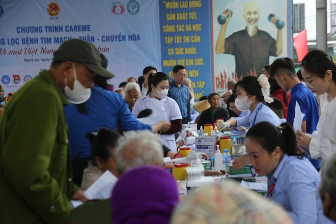 Thứ trưởng Bộ Y tế tham dự chương trình khám bệnh và tặng quà tại Nghệ An- Ảnh 5. Thứ trưởng Bộ Y tế tham dự chương trình khám bệnh và tặng quà tại Nghệ An- Ảnh 5.