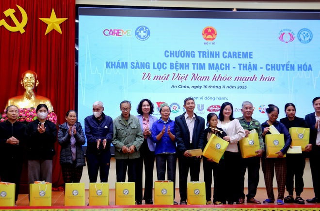 Thứ trưởng Bộ Y tế tham dự chương trình khám bệnh và tặng quà tại Nghệ An- Ảnh 6.
