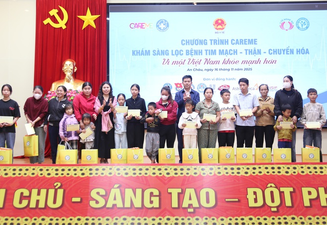 Thứ trưởng Bộ Y tế tham dự chương trình khám bệnh và tặng quà tại Nghệ An- Ảnh 8. Thứ trưởng Bộ Y tế tham dự chương trình khám bệnh và tặng quà tại Nghệ An- Ảnh 8.