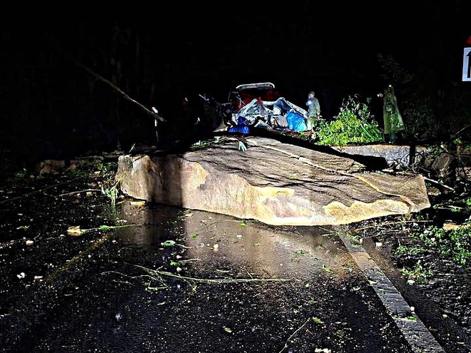 Liên tiếp 3 vụ ô tô bị vùi lấp, 9 người tử vong: Cục CSGT khuyến cáo đặc biệt- Ảnh 6. Liên tiếp 3 vụ ô tô bị vùi lấp, 9 người tử vong: Cục CSGT khuyến cáo đặc biệt- Ảnh 6.