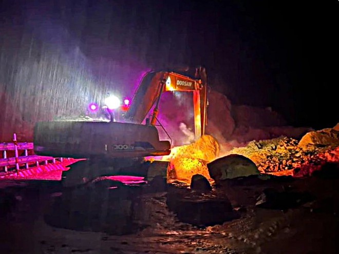 Liên tiếp 3 vụ ô tô bị vùi lấp, 9 người tử vong: Cục CSGT khuyến cáo đặc biệt- Ảnh 5. Liên tiếp 3 vụ ô tô bị vùi lấp, 9 người tử vong: Cục CSGT khuyến cáo đặc biệt- Ảnh 5.