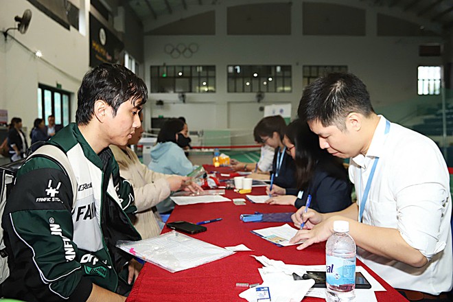 Người dân đội mưa xếp hàng để có một suất nhà ở xã hội Kim Chung- Ảnh 5.