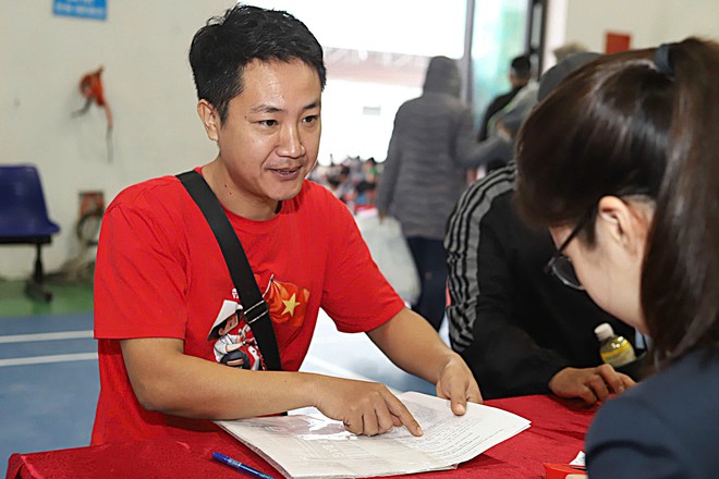 Người dân đội mưa xếp hàng để có một suất nhà ở xã hội Kim Chung- Ảnh 4.