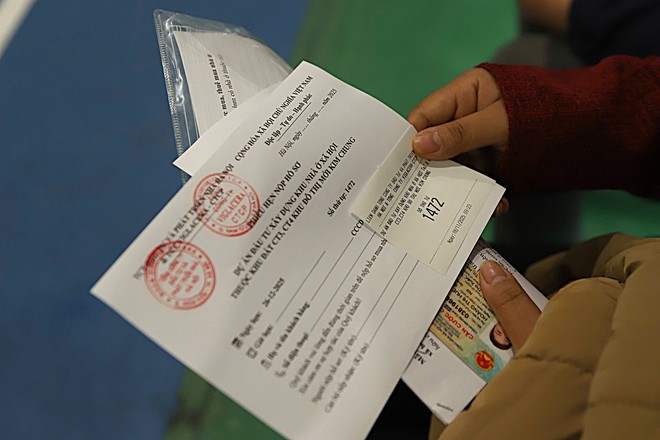 Người dân đội mưa xếp hàng để có một suất nhà ở xã hội Kim Chung- Ảnh 7.