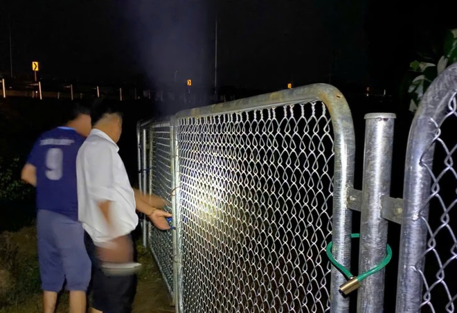 Bò đi vào cao tốc, chủ đầu tư cảnh báo và yêu cầu xử lý việc tự ý phá hàng rào- Ảnh 3. Bò đi vào cao tốc, chủ đầu tư cảnh báo và yêu cầu xử lý việc tự ý phá hàng rào- Ảnh 3.