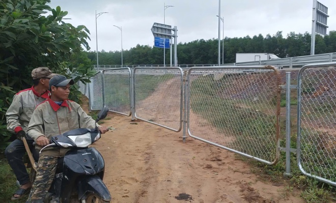 Bò đi vào cao tốc, chủ đầu tư cảnh báo và yêu cầu xử lý việc tự ý phá hàng rào- Ảnh 4. Bò đi vào cao tốc, chủ đầu tư cảnh báo và yêu cầu xử lý việc tự ý phá hàng rào- Ảnh 4.
