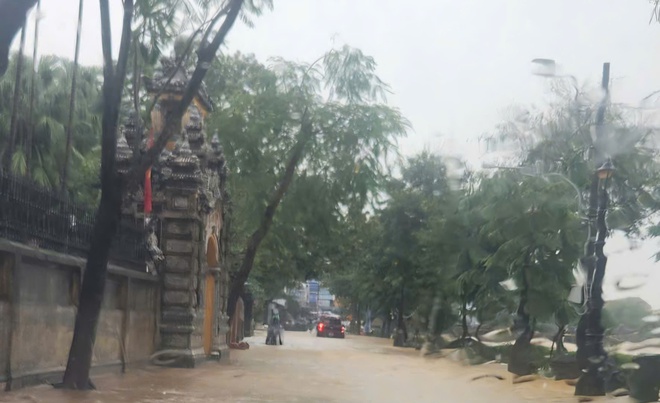 Huế cảnh báo mưa lũ, một số tuyến đường ngập trở lại- Ảnh 4. Huế cảnh báo mưa lũ, một số tuyến đường ngập trở lại- Ảnh 4.