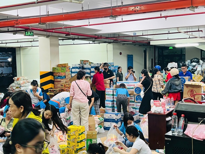TPHCM kêu gọi quyên góp khẩn cấp hỗ trợ đồng bào vùng lũ - Ảnh 4. TPHCM kêu gọi quyên góp khẩn cấp hỗ trợ đồng bào vùng lũ - Ảnh 4.