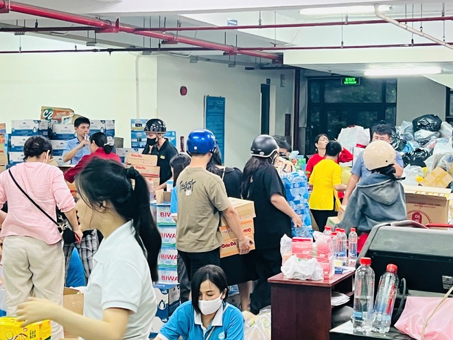 TPHCM kêu gọi quyên góp khẩn cấp hỗ trợ đồng bào vùng lũ - Ảnh 2. TPHCM kêu gọi quyên góp khẩn cấp hỗ trợ đồng bào vùng lũ - Ảnh 2.