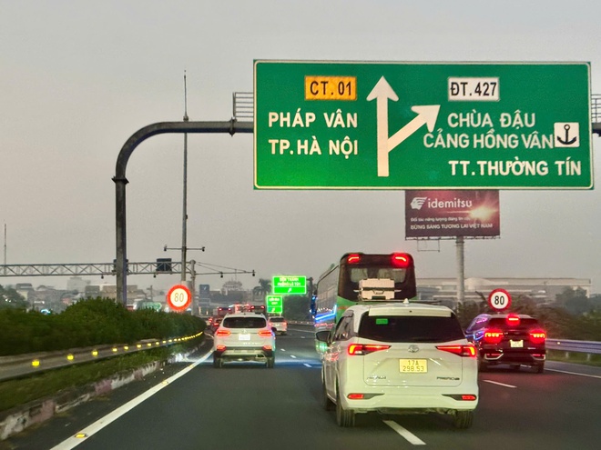 Hành lý chênh vênh trên nóc ô tô, tai nạn rình rập- Ảnh 4.