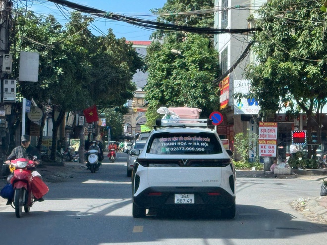 Hành lý chênh vênh trên nóc ô tô, tai nạn rình rập- Ảnh 3.