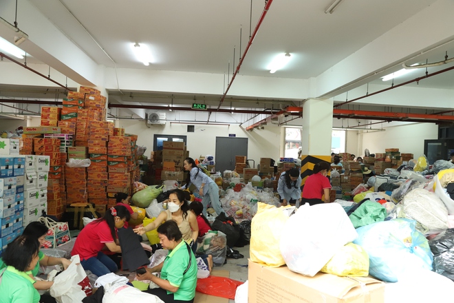 Người dân TPHCM xếp hàng ‘tiếp sức' cho đồng bào vùng lũ- Ảnh 5.