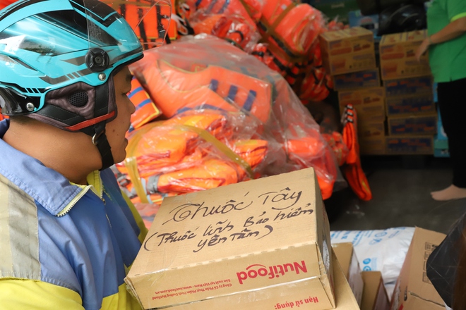 Người dân TPHCM xếp hàng ‘tiếp sức' cho đồng bào vùng lũ- Ảnh 8.