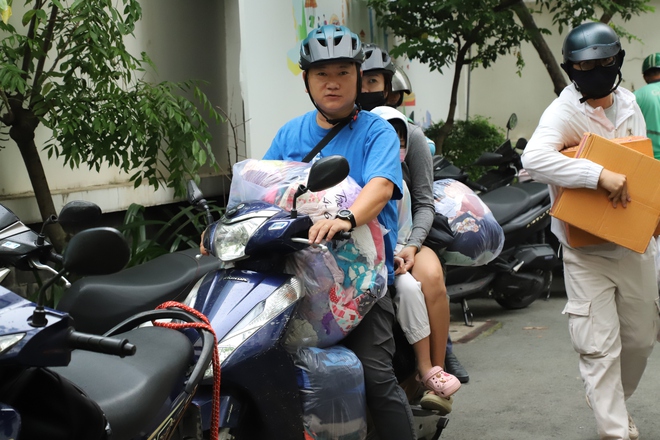 Người dân TPHCM xếp hàng ‘tiếp sức' cho đồng bào vùng lũ- Ảnh 7.