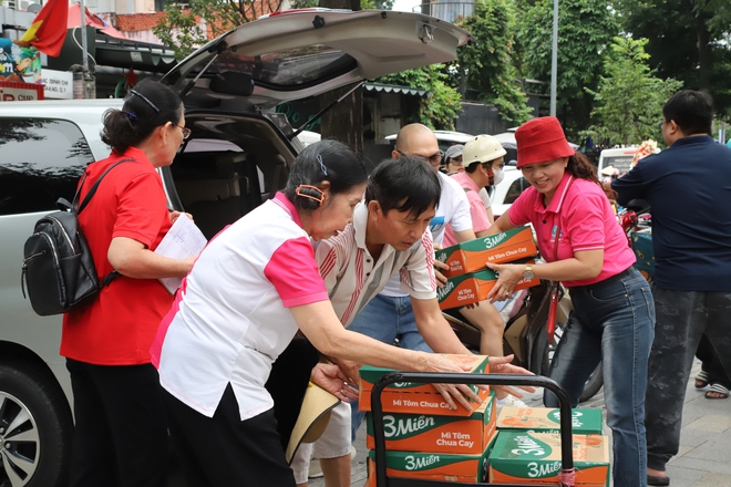Người dân TPHCM xếp hàng ‘tiếp sức' cho đồng bào vùng lũ- Ảnh 3.