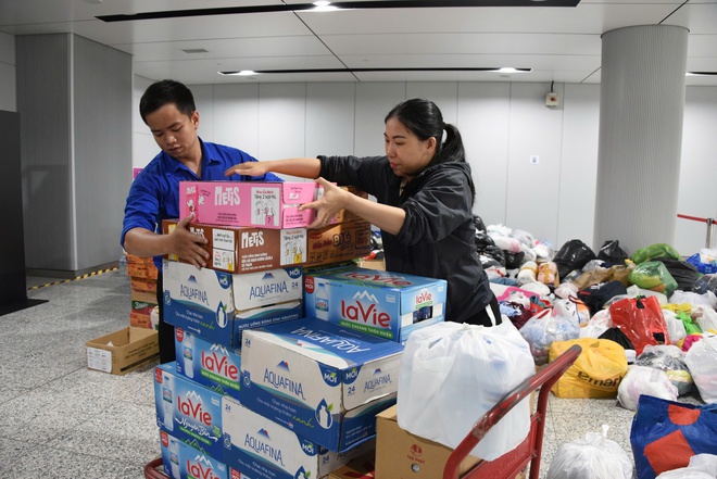 TPHCM mở thêm nhiều điểm tiếp nhận nhu yếu phẩm hỗ trợ đồng bào vùng lũ - Ảnh 4.