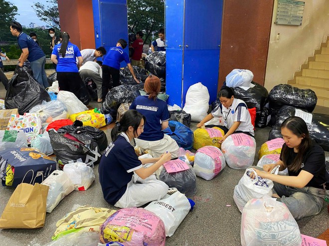 Trường đại học tiếp sức sinh viên và đồng bào sau lũ- Ảnh 1.