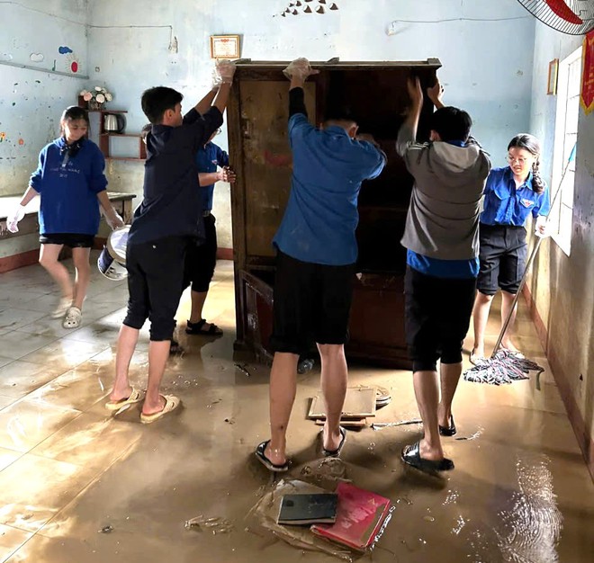 Trường đại học tiếp sức sinh viên và đồng bào sau lũ- Ảnh 5.