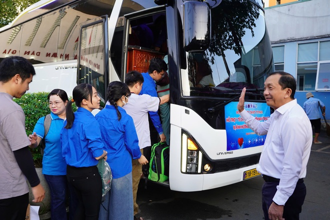 Gần 100 bác sĩ TPHCM mang theo 2.500 túi thuốc và các thiết bị y tế chi viện cho Đắk Lắk- Ảnh 3. Gần 100 bác sĩ TPHCM mang theo 2.500 túi thuốc và các thiết bị y tế chi viện cho Đắk Lắk- Ảnh 3.