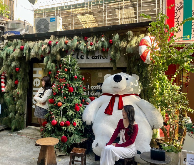 Ngõ nhỏ ở Hà Nội 'hút' giới trẻ trước mùa Giáng sinh- Ảnh 9. Ngõ nhỏ ở Hà Nội 'hút' giới trẻ trước mùa Giáng sinh- Ảnh 9.