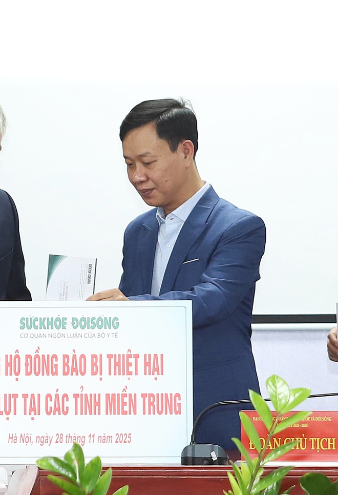 Báo Sức khỏe và Đời sống ủng hộ đồng bào vùng lũ miền Trung - Tây Nguyên- Ảnh 3. Báo Sức khỏe và Đời sống ủng hộ đồng bào vùng lũ miền Trung - Tây Nguyên- Ảnh 3.