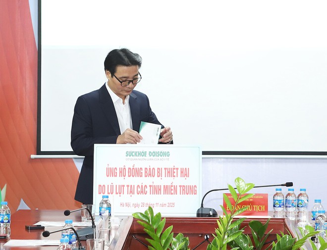 Báo Sức khỏe và Đời sống ủng hộ đồng bào vùng lũ miền Trung - Tây Nguyên- Ảnh 4. Báo Sức khỏe và Đời sống ủng hộ đồng bào vùng lũ miền Trung - Tây Nguyên- Ảnh 4.