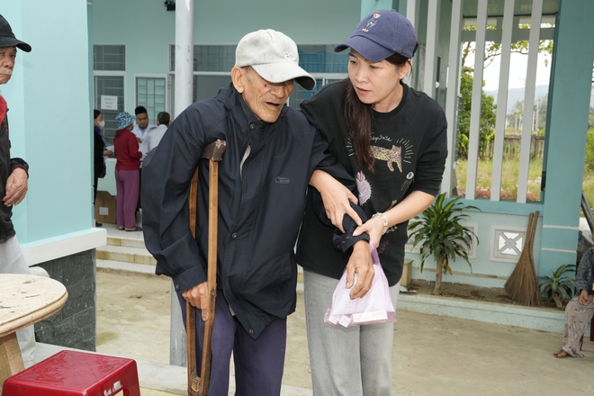 Thầy thuốc Bệnh viện Bạch Mai mang hỗ trợ y tế và sự sẻ chia đến với bà con Đắk Lắk- Ảnh 8.