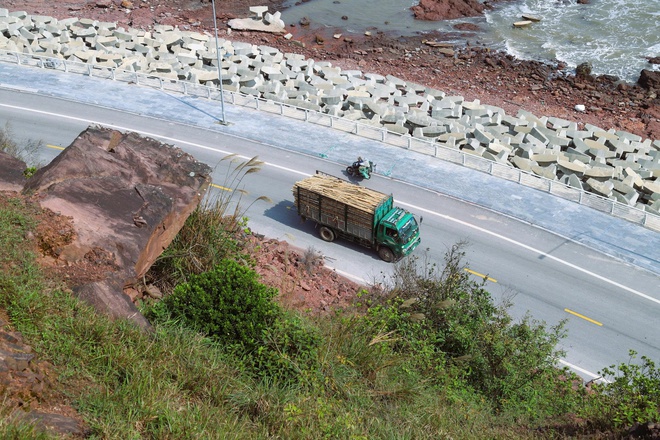 Nguy cơ sạt lở vách núi Mộ Dạ, đe doạ tuyến đường ven biển Nghệ An- Ảnh 5.