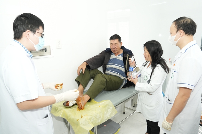 Thầy thuốc Bệnh viện Bạch Mai mang hỗ trợ y tế và sự sẻ chia đến với bà con Đắk Lắk- Ảnh 11.