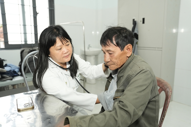 Thầy thuốc Bệnh viện Bạch Mai mang hỗ trợ y tế và sự sẻ chia đến với bà con Đắk Lắk- Ảnh 4.