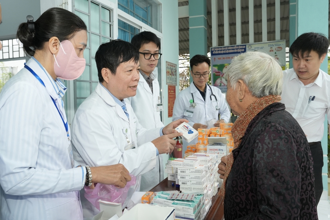 Thầy thuốc Bệnh viện Bạch Mai mang hỗ trợ y tế và sự sẻ chia đến với bà con Đắk Lắk- Ảnh 12.