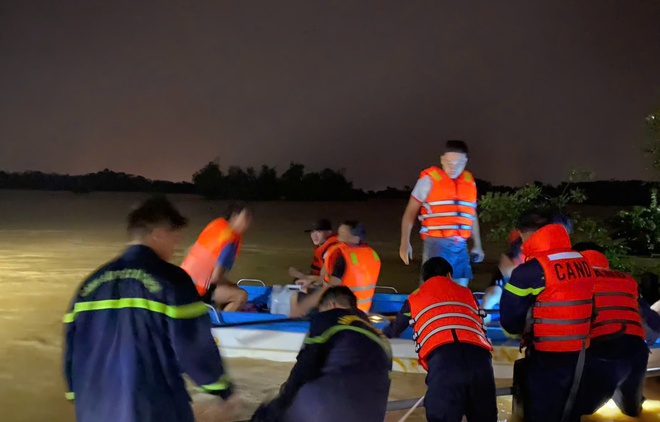 Giải cứu nhiều người mắc kẹt giữa sông do nước lũ dâng cao- Ảnh 2.