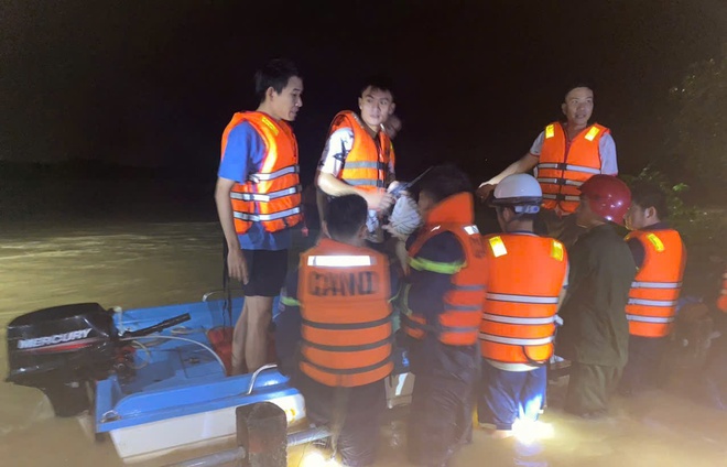 Giải cứu nhiều người mắc kẹt giữa sông do nước lũ dâng cao- Ảnh 1.