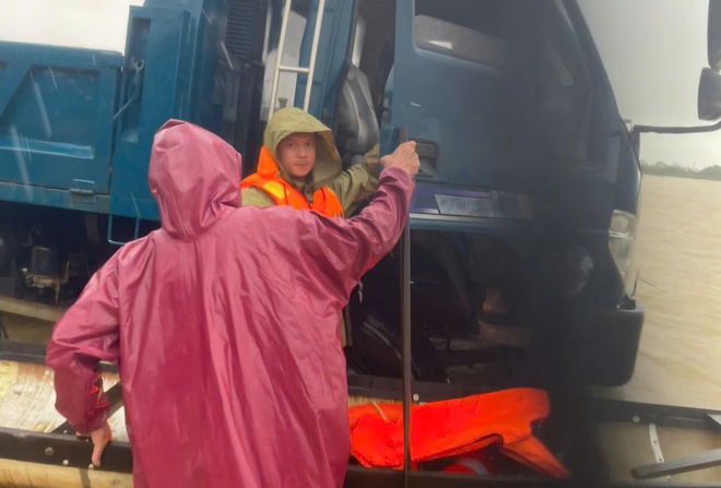 Hơn một tuần 3 đợt lũ, người dân Huế lại tất tả di dời- Ảnh 5. Hơn một tuần 3 đợt lũ, người dân Huế lại tất tả di dời- Ảnh 5.