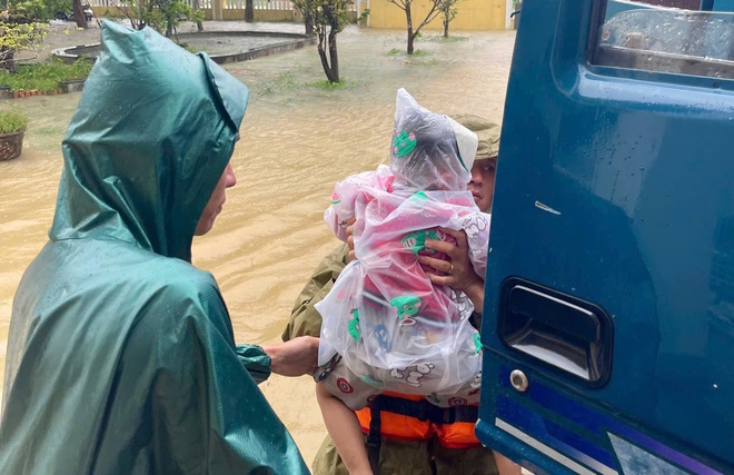 Hơn một tuần 3 đợt lũ, người dân Huế lại tất tả di dời- Ảnh 4. Hơn một tuần 3 đợt lũ, người dân Huế lại tất tả di dời- Ảnh 4.