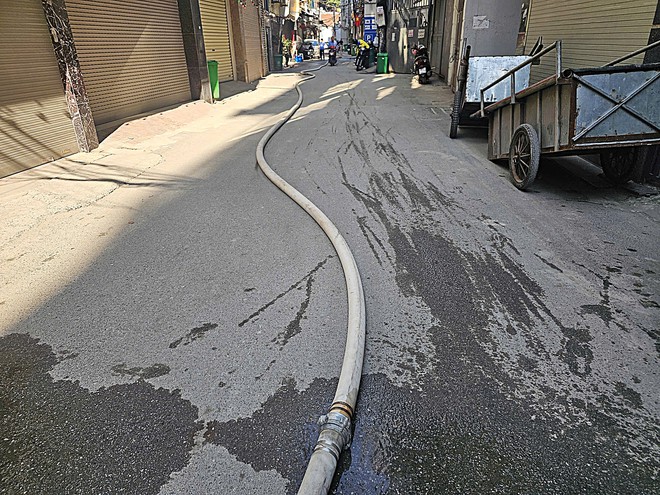 Hà Nội: Cháy nhà 8 tầng trong ngõ sâu, cảnh sát kéo vòi 250m để dập lửa- Ảnh 3. Hà Nội: Cháy nhà 8 tầng trong ngõ sâu, cảnh sát kéo vòi 250m để dập lửa- Ảnh 3.