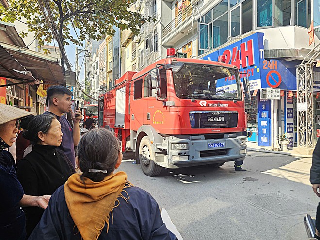 Hà Nội: Cháy nhà 8 tầng trong ngõ sâu, cảnh sát kéo vòi 250m để dập lửa- Ảnh 2. Hà Nội: Cháy nhà 8 tầng trong ngõ sâu, cảnh sát kéo vòi 250m để dập lửa- Ảnh 2.