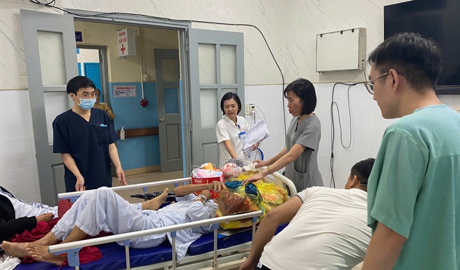 Giữ vững 'mạch sống' y tế miền Trung trong mưa lũ- Ảnh 2.