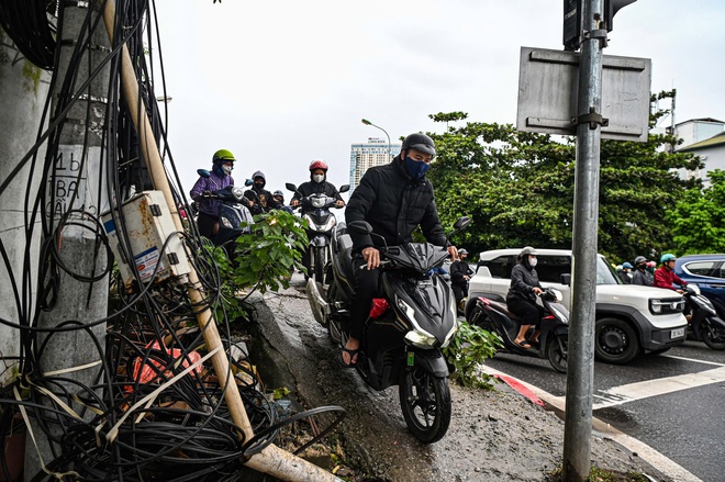 Cấm một chiều cầu Long Biên: Hàng nghìn xe 'chôn chân', Chương Dương quá tải- Ảnh 4. Cấm một chiều cầu Long Biên: Hàng nghìn xe 'chôn chân', Chương Dương quá tải- Ảnh 4.