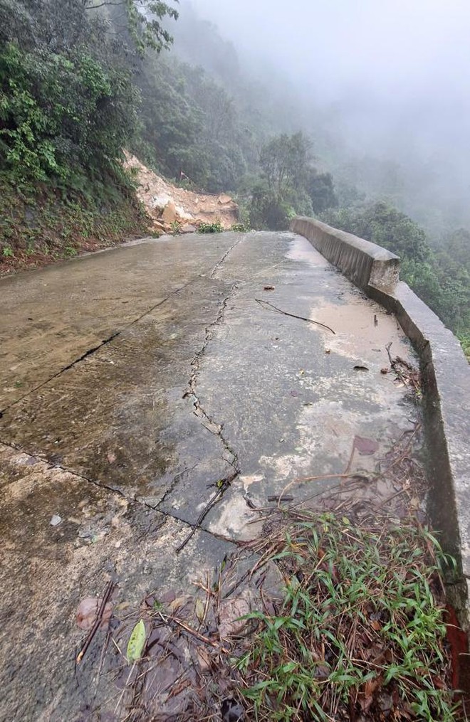 Cận cảnh sạt lở nghiêm trọng đường lên đỉnh Bạch Mã- Ảnh 4.
