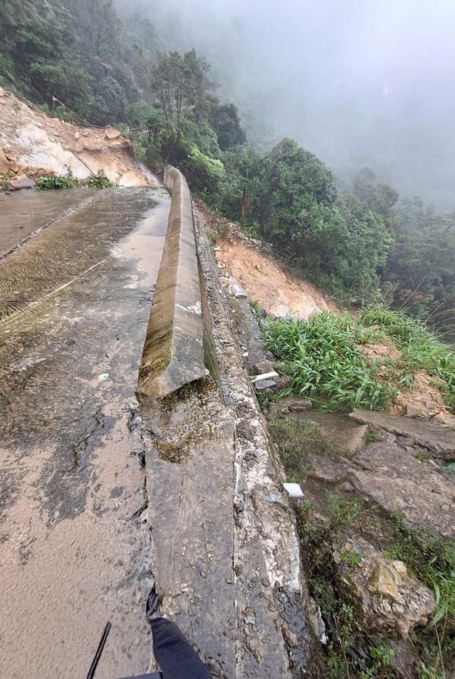 Cận cảnh sạt lở nghiêm trọng đường lên đỉnh Bạch Mã- Ảnh 3.