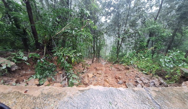 Cận cảnh sạt lở nghiêm trọng đường lên đỉnh Bạch Mã- Ảnh 5.