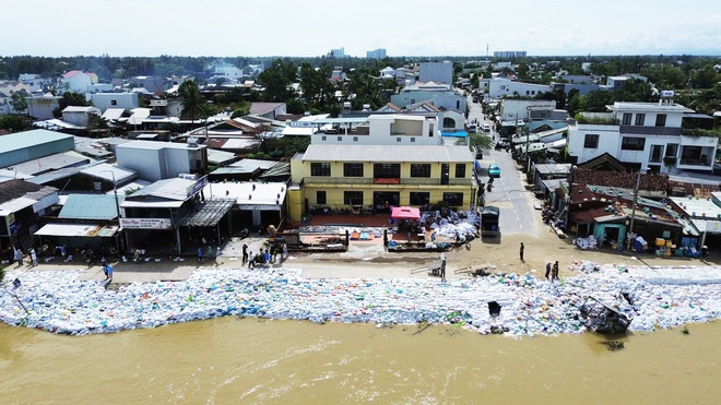 Bờ kè ven sông Thu Bồn bị 'ngoạm' từng mét, hàng nghìn người căng mình giữ đất- Ảnh 9. Bờ kè ven sông Thu Bồn bị 'ngoạm' từng mét, hàng nghìn người căng mình giữ đất- Ảnh 9.